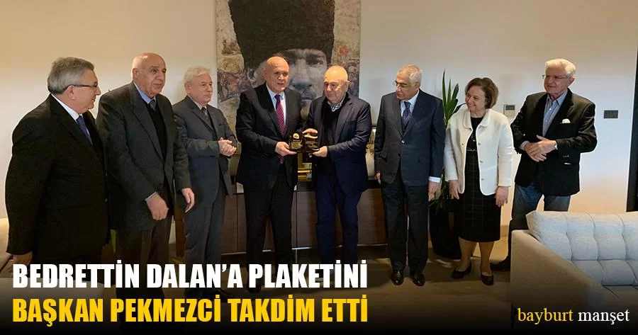 Bedrettin Dalan’a Plaketini Başkan Pekmezci Takdim Etti