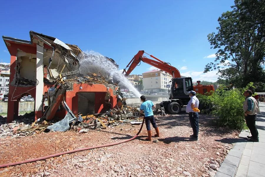 Bayburt Şehit Nusret Parkı Hizmet Binası Yıkıldı