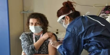 Didim’de sağlık çalışanlarına ilk aşılar yapıldı