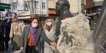 Karanfiller Zübeyde Hanım için...