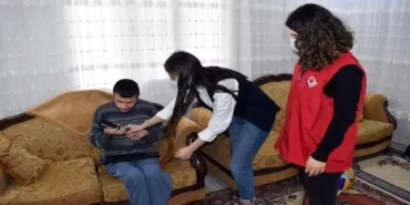 Mardin’de görme engelilere beyaz baston hediye edildi