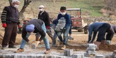 Yenipazar’ın yolunu mahalleli yapıyor