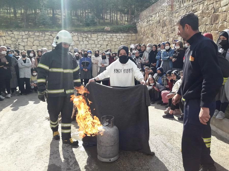 Bayburt Kız Anadolu İmam Hatip Lisesi’nde Yangın Tatbikatı Gerçekleştirildi