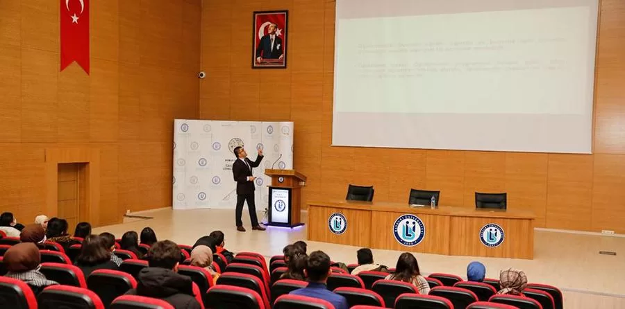 Bayburt Üniversitesi'nde Türkçe Öğretmen Adaylarına Seminer Verildi