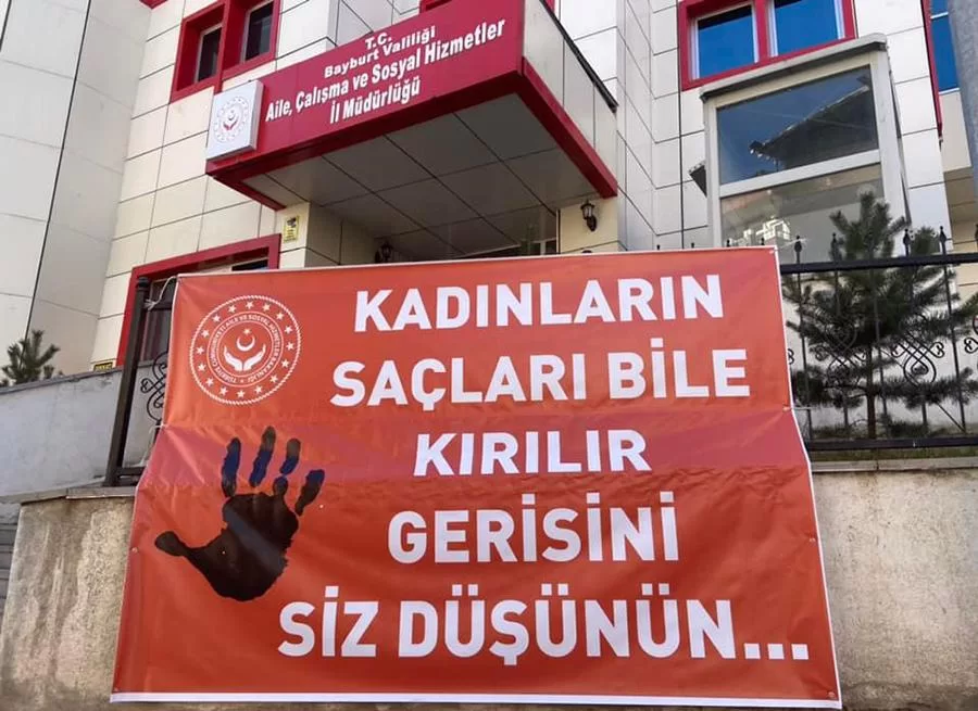 Gümrükçü, Kadınların Saçları Bile Kırılır Gerisini Siz Düşünün