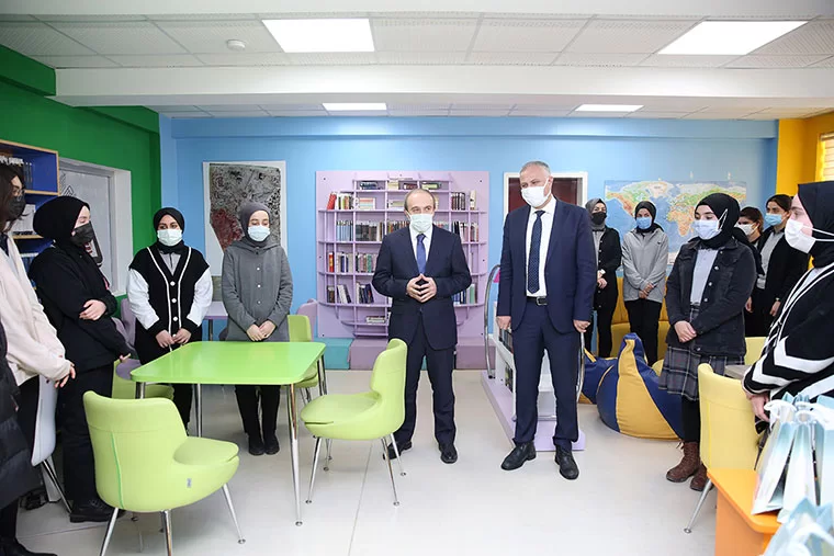 Vali Epcim, Öğrencilere Kitap Dağıttı
