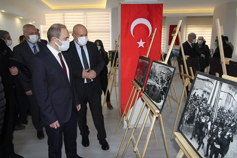 21 Şubat Coşkusu Sergi Açılışı ve Belgesel Gösterimi İle Başladı