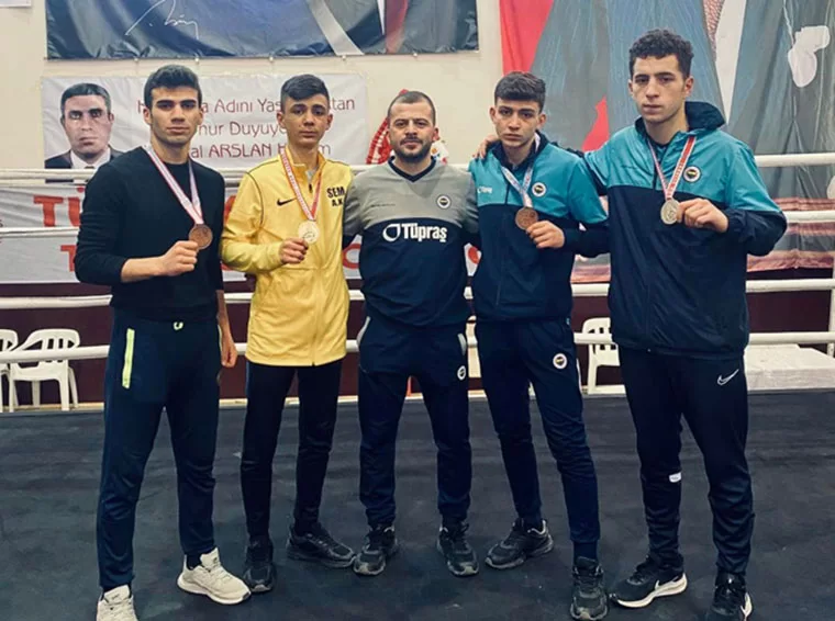 Bayburtlu Boksör Karakulaklı, 48 Kiloda Türkiye Şampiyonu