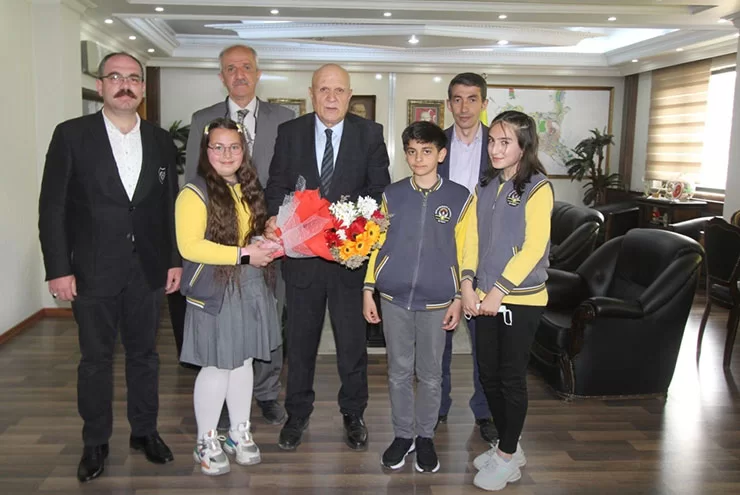 Başkan Pekmezci'ye Çocuklardan 23 Nisan Ziyareti