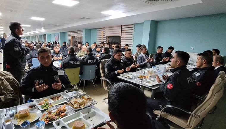Bayburt Valisi Cüneyt Epcim, Polis Okulu Öğrencileriyle İftarda Buluştu