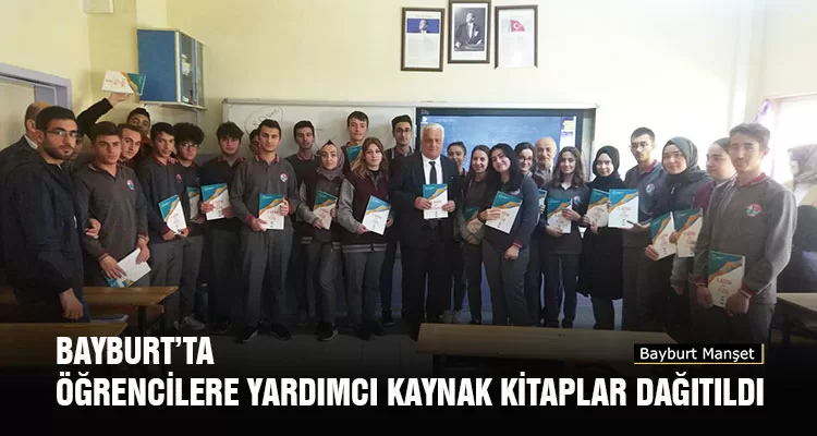 Bayburt’ta Öğrencilere Yardımcı Kaynak Kitaplar Dağıtıldı