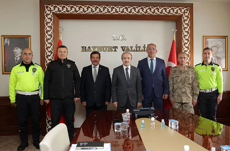 Bayburt’ta Yılın Şoförü Recep Erkut Topal Seçildi, Plaketi Vali Epcim Takdim Etti