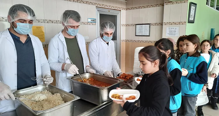 Bayburt’ta Öğrencilere Ücretsiz Yemek Desteği