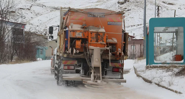 Bayburt Belediyesi’nden Kar Temizleme Çalışması