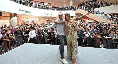 Ali Sunal ve Doğa Rutkay ‘Hava Muhalefeti’ filmi için İzmir’de seyirci ile buluştu