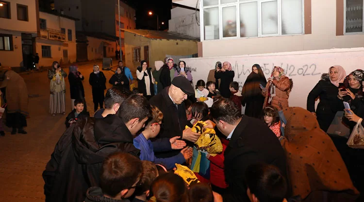 Çocuklara Belediyeden Onbeşi İkramı