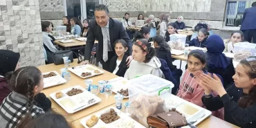 Demirözü’nde Öğretmenler ve Öğrenciler İftar Sofrasında Bir Araya Geldi
