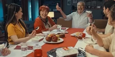 Erdal Özyağcılar Ailesiyle Birlikte İlk Kez Reklam Filminde