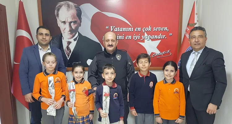 Öğrenciler, Polis Haftası’nda Emniyet Mensuplarını Unutmadı