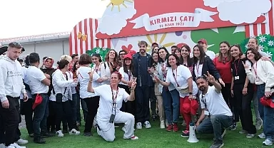 Sefo ve Ünlü Oyuncular Kırmızı Çatı Çocuk Destek Merkezi Açılışında Çocuklara Keyifli Anlar Yaşattı