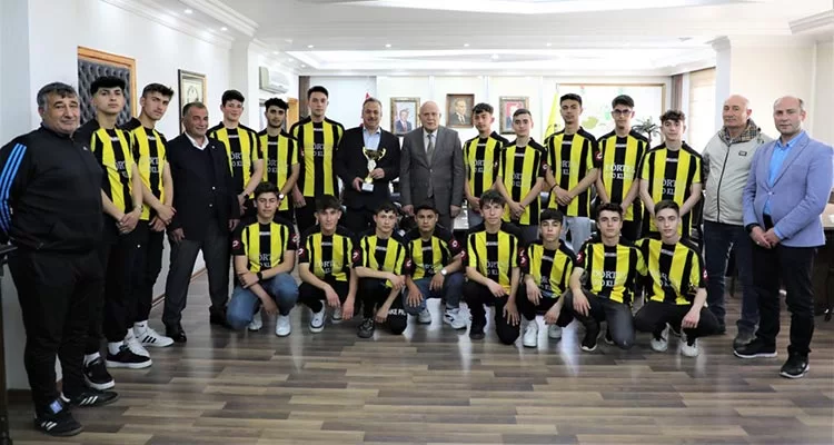 Bayburt Belediyespor U17 liginde şampiyon oldu