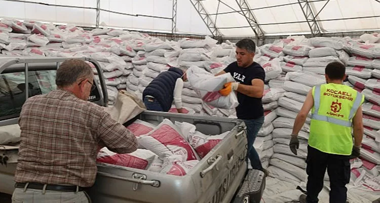 Büyükşehir'den çiftçilere yüzde 50 hibeli gübre dağıtımı sürüyor