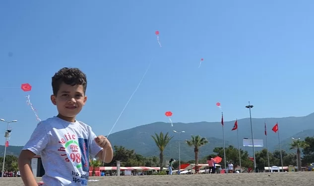 Menderes'in Uçurtmaları Bu kez Samandağlı Çocuklar için Göklerde…