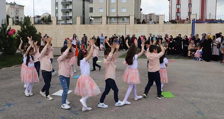 Kır çiçekleri Anaokulunda yılsonu programı