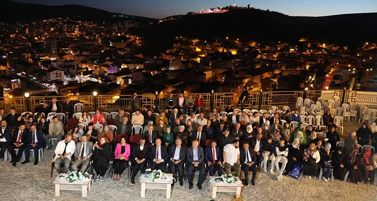 Bayburt Kalesi'nin Tarihi Atmosferinde Şair Zihni Şiir Gecesi