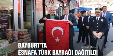 Bayburt’ta Esnafa Türk Bayrağı Dağıtıldı