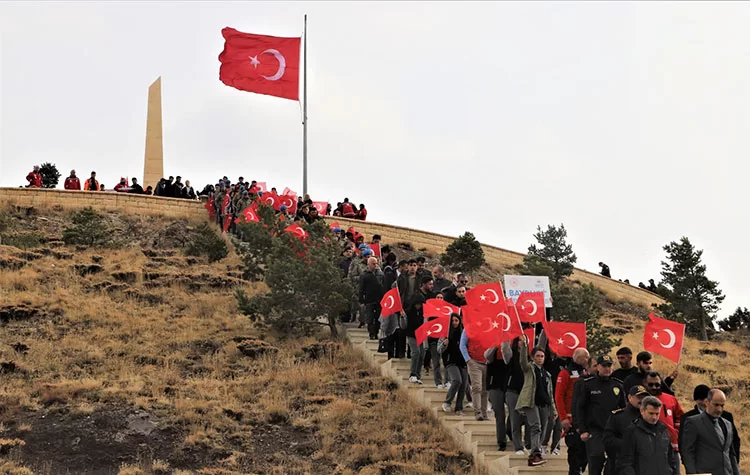 Cumhuriyetin 100. Yılında Kop Dağı Şehitliğine Yürüyüş Düzenlendi