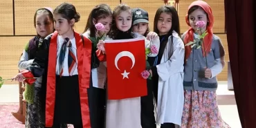 Anaokulu Öğrencilerinden Anneler Günü'ne Renkli Kutlama