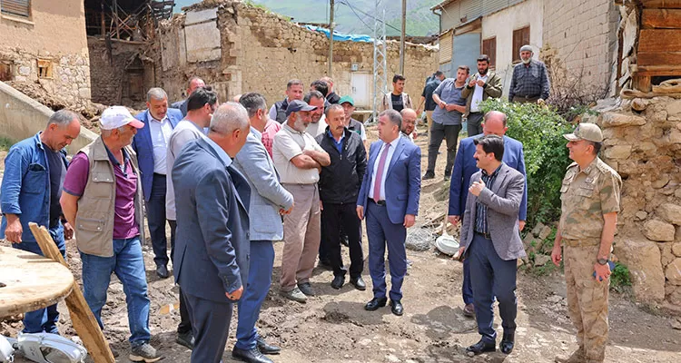 Bayburt Valisi Mustafa Eldivan, Yangında Hayatını Kaybeden Emine Akkuş'un Ailesini Ziyaret Etti