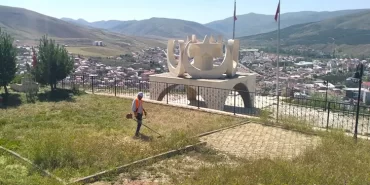 Bayburt'ta Park ve Bahçeler Müdürlüğü Ot Biçme Çalışmalarını Sürdürüyor!