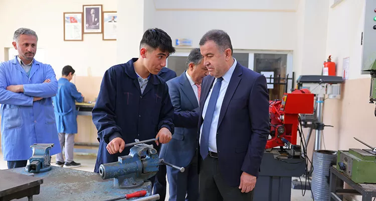 Eğitime Tam Destek: Vali Eldivan, Bayburt Mesleki ve Teknik Anadolu Lisesi'ni Ziyaret Etti