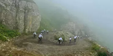 Bisikletçiler, Dünyanın En Tehlikeli Yolu Derebaşı Virajlarında Pedal Çevirdi