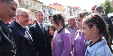 Bakan Güler, Bayburt'ta Esnafı Dolaştı: Çocuklarla Yakından İlgilendi