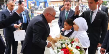 Bakan Yaşar Güler, Memleketi Bayburt'ta Çiçeklerle Karşılandı