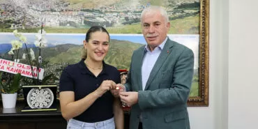Başkan Memiş, Olimpiyat Üçüncüsü Olan Esra Yıldız Kahraman'ı Altınla Ödüllendirdi