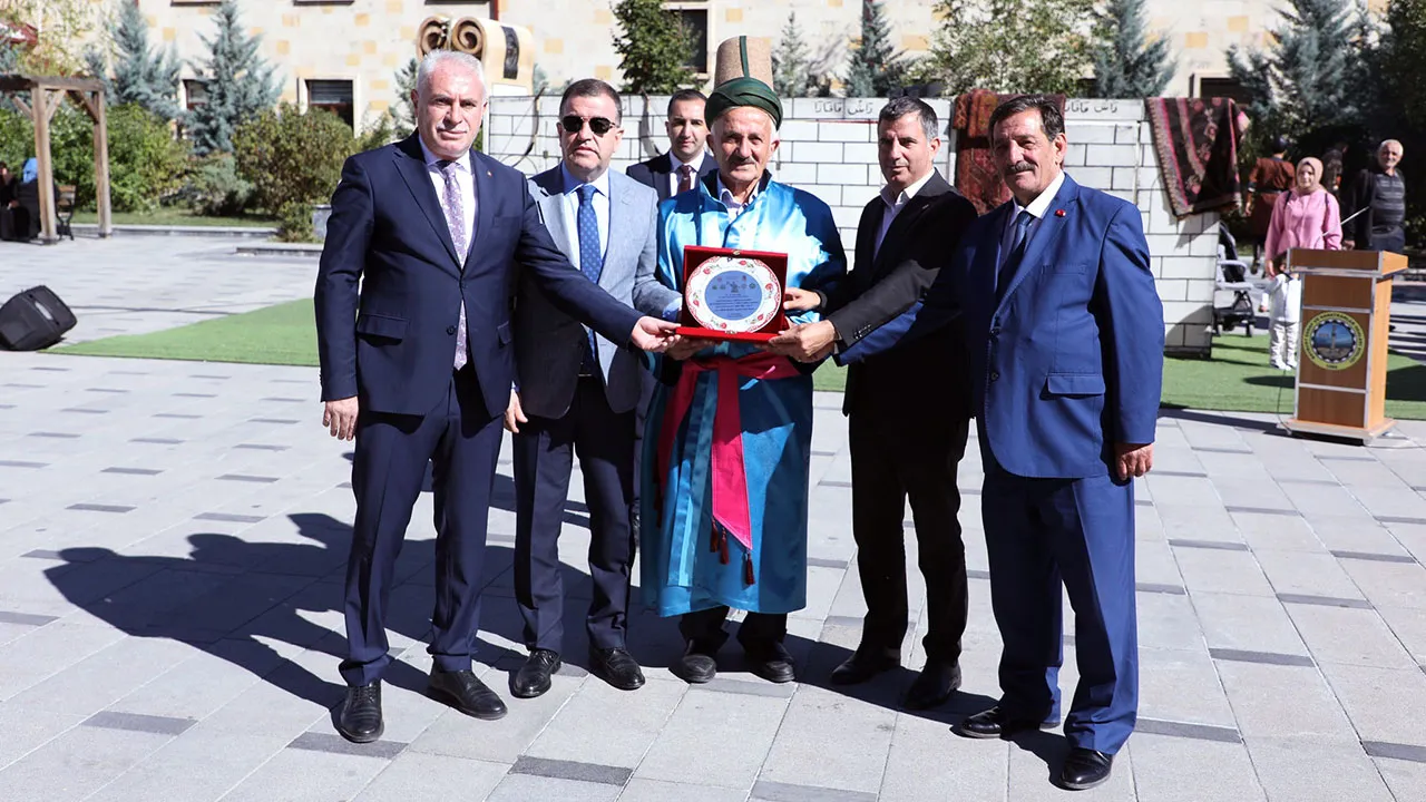 Bayburt'ta Ahilik Haftası Coşkusu: Yılın Ahisi Oto Tamircisi Mürsel Baykal
