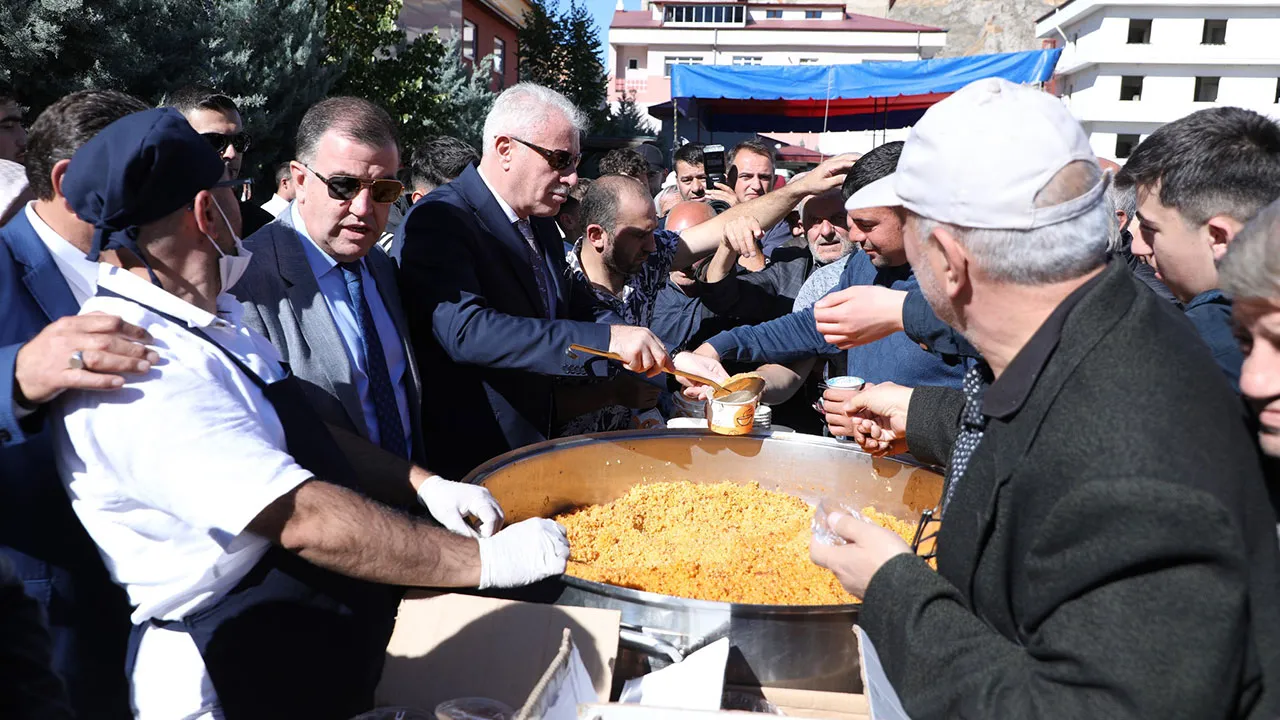 Bayburt'ta Ahilik Haftası Coşkusu: Yılın Ahisi Oto Tamircisi Mürsel Baykal