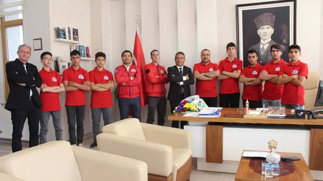 Bayburt İmam Hatip Lisesi Teknofest Takımı İl Milli Eğitim Müdürünü Makamında Ziyaret Etti