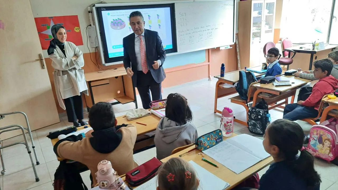 Bayburt Mutlu Köyü'nde Eğitime Destek! Milli Eğitim Müdürü Öğrencilerle Buluştu
