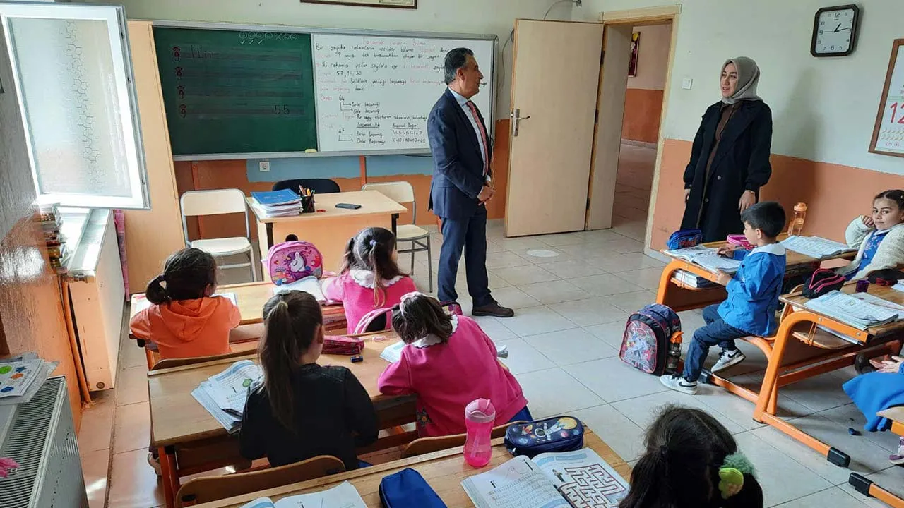 Bayburt Mutlu Köyü'nde Eğitime Destek! Milli Eğitim Müdürü Öğrencilerle Buluştu