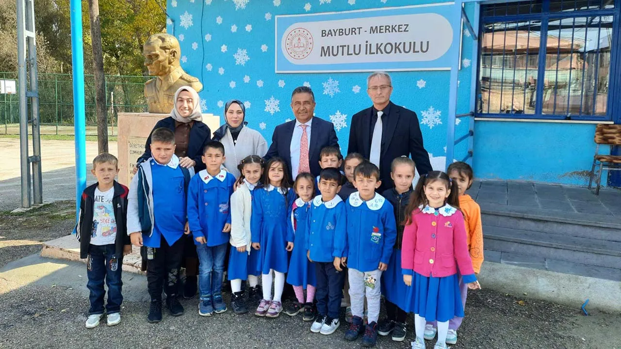 Bayburt Mutlu Köyü'nde Eğitime Destek! Milli Eğitim Müdürü Öğrencilerle Buluştu