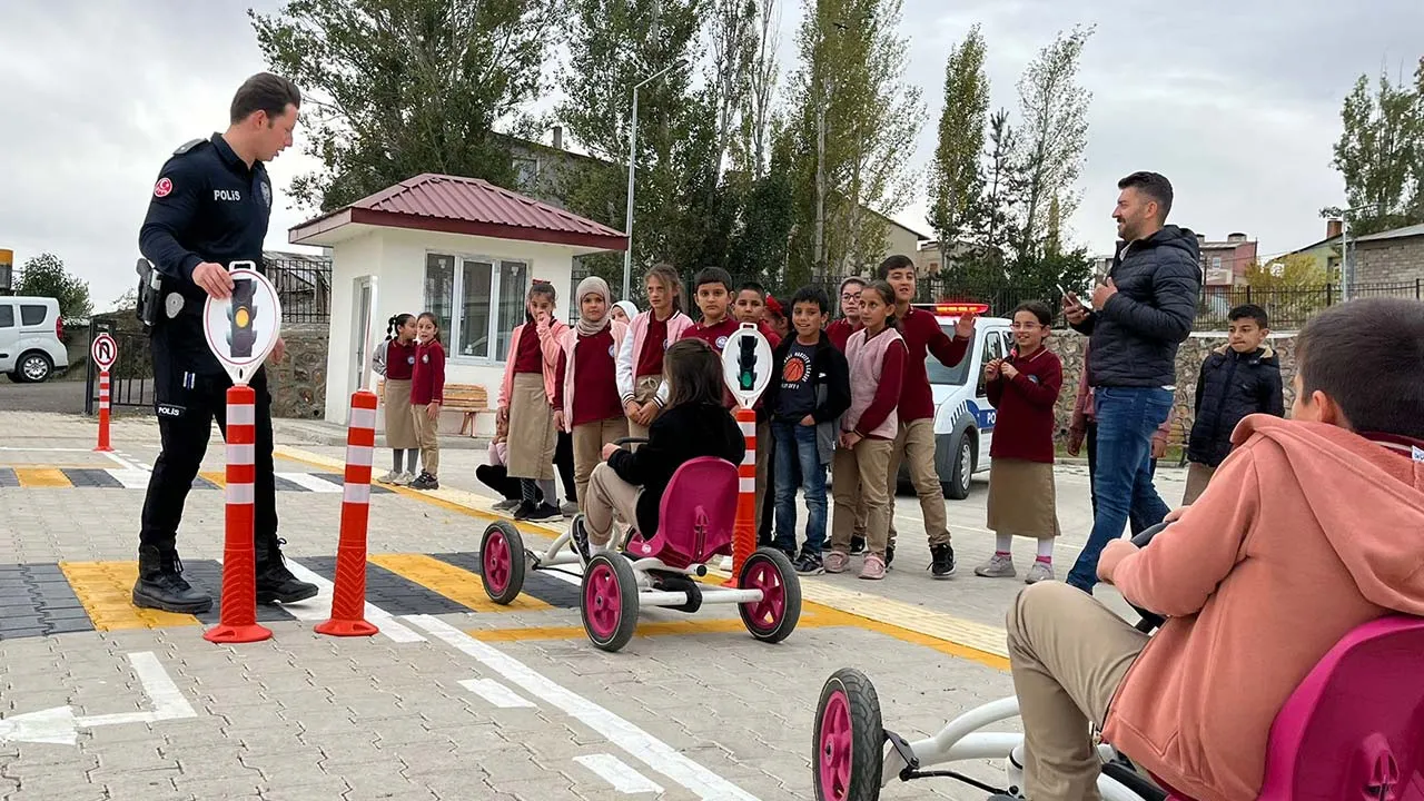 Bayburt'un Aydıntepe İlçesinde Minik Sürücüler Trafiği Keşfediyor