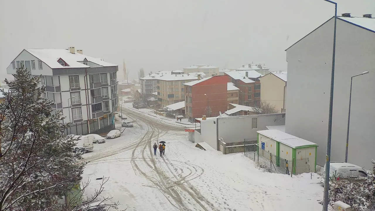 Bayburt'ta Beklenen Kar Yağışı, Şehir Beyaz Örtüyle Kaplandı