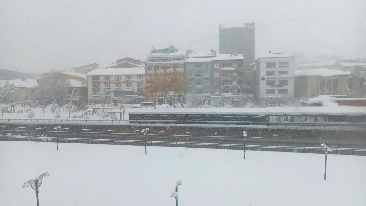 Bayburt'ta Kar Yağışı Devam Ediyor, Valilik Uyardı, Evden Çıkmayın!