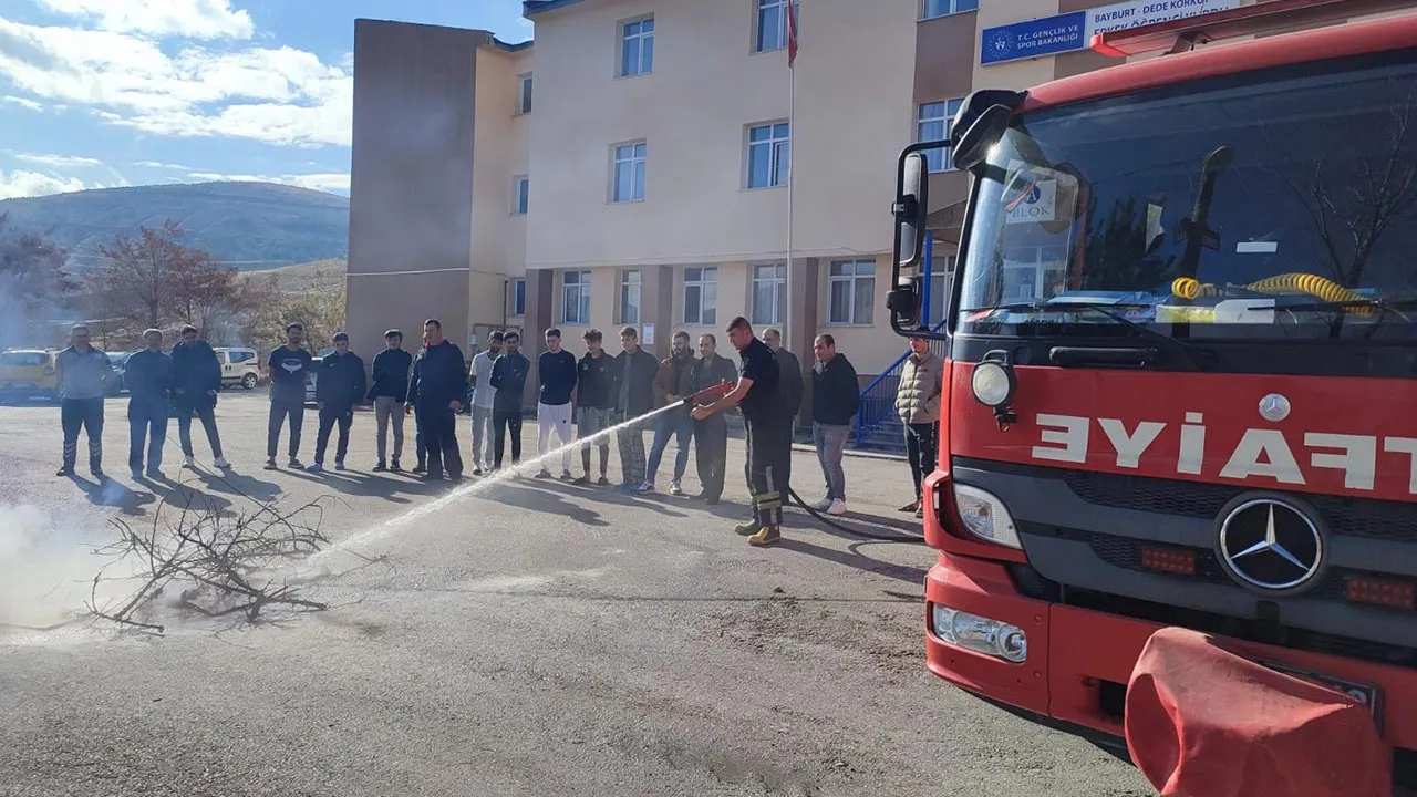 Bayburt'ta Yangın Alarmı! İtfaiye Ekipleri Okullarda ve Kamu Kurumlarında Tatbikat Gerçekleştirdi