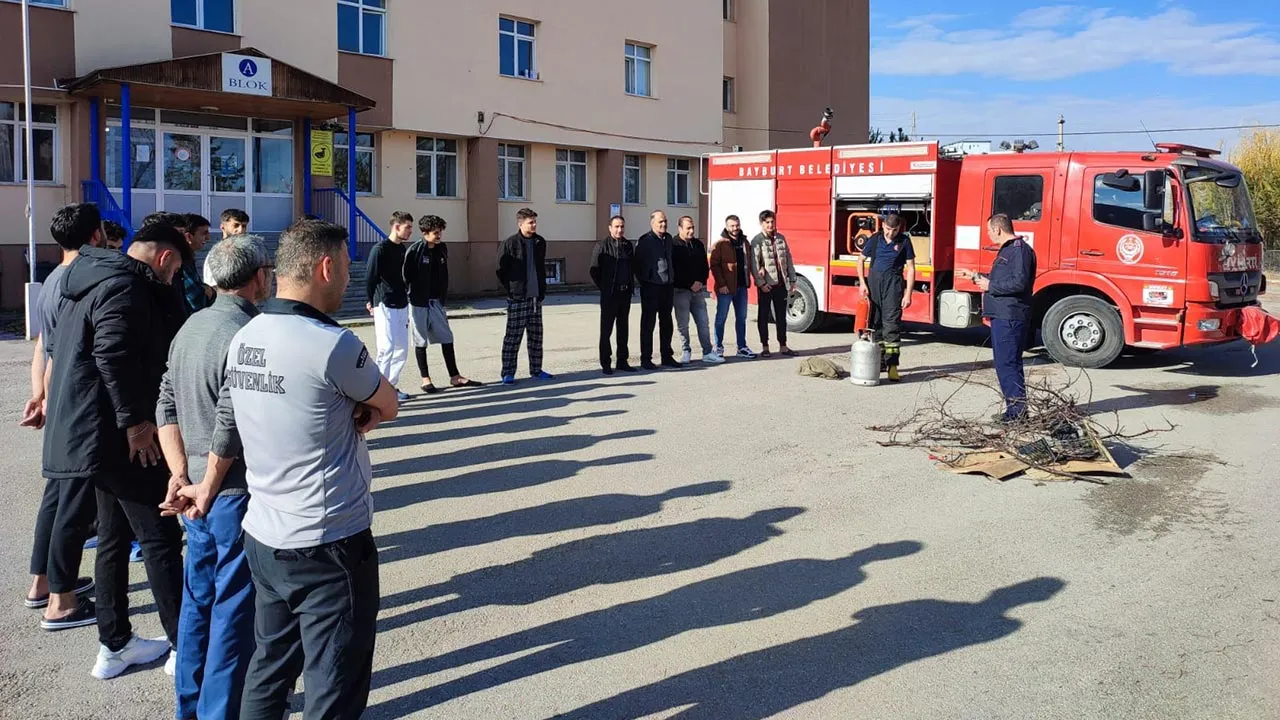 Bayburt'ta Yangın Alarmı! İtfaiye Ekipleri Okullarda ve Kamu Kurumlarında Tatbikat Gerçekleştirdi